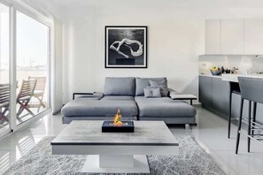 Smart-TV, Kamin, Arbeitsbereiche