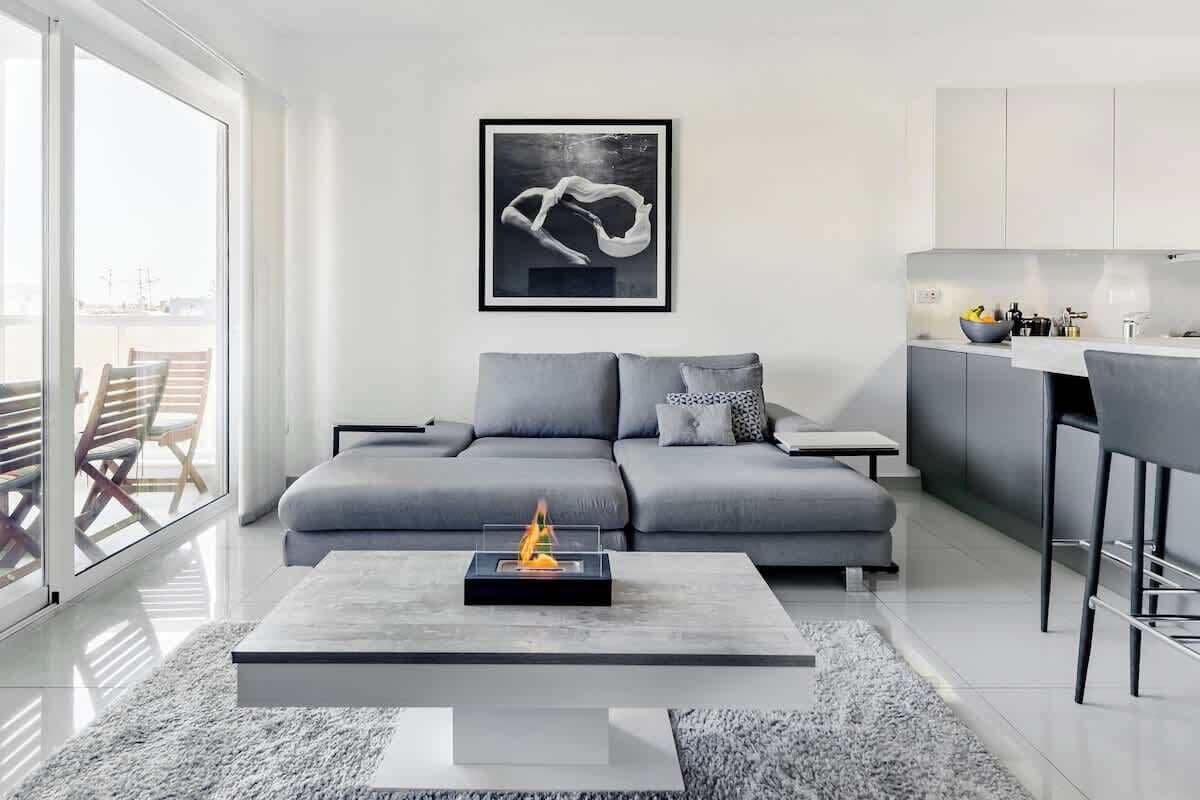 Télévision, cheminée, espaces bureaux