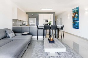 Smart TV, fireplace, offices - The Fives Apartments - St Julian’s (St Julians)