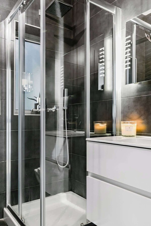 Shower, hair dryer, towels - The Fives Apartments - St Julian’s (St Julians)