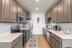 Fridge, microwave, oven, stovetop - Stylish Suite 101 by Downtown & Convention Center! (Hot Springs)