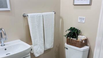 Doccia, asciugamani, sapone, carta igienica