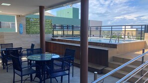 Outdoor dining - Studio apartment in DVA, Cabo Branco (João Pessoa)