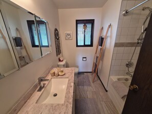 Secadora de cabello, toallas, jabón, papel de baño 