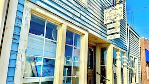 En bygning med et skilt, der viser teksten 'Home of Boro Girl' og 'Astro Furniture'.