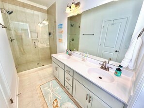 Douche, serviettes fournies