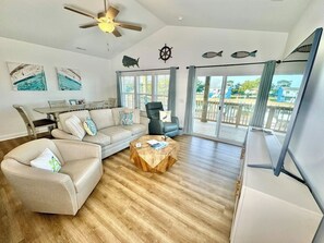 Televisor intel·ligent i llibres 