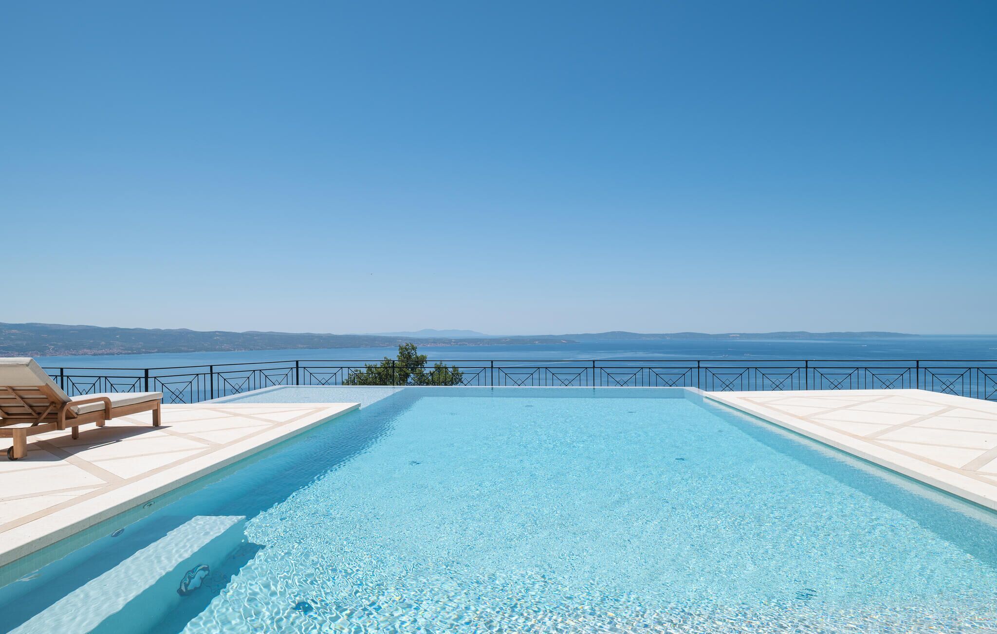 Een verwarmd zwembad