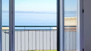 A balcony with a view of the sea and distant mountains. - Gorgeous apartment in Podgora with WiFi (Podgora)