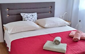 2 bedrooms, iron/ironing board, travel cot, free WiFi - Gorgeous apartment in Omis with WiFi (Omis)