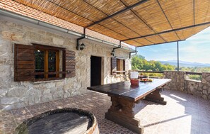 Outdoor dining - Lovely home in Donji Bitelic (Donji Bitelic)