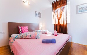 2 habitaciones, tabla de planchar con plancha y cuna de viaje 