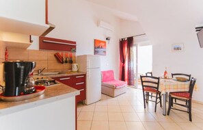 Fridge, oven, stovetop, coffee/tea maker - 2 bedroom amazing apartment in Omis (Omis)
