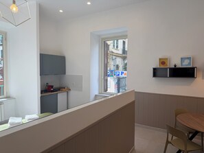 Comfort-Studiosuite, Stadtblick | Zimmersafe, schallisolierte Zimmer, kostenloses WLAN