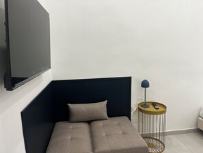 خزنة داخل الغرفة وتجهيزات عازلة للصوت وواي فاي مجانًا