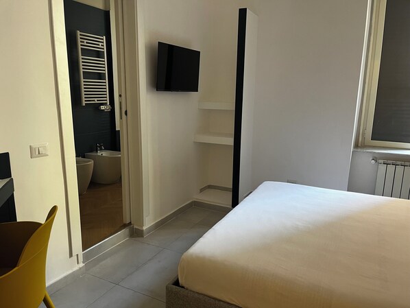 خزنة داخل الغرفة وتجهيزات عازلة للصوت وواي فاي مجانًا