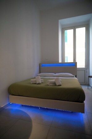 Quarto casal luxo, vista para a cidade | Cofres nos quartos, quartos à prova de som, Wi-Fi de cortesia