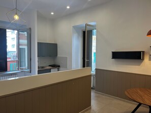 خزنة داخل الغرفة وتجهيزات عازلة للصوت وواي فاي مجانًا