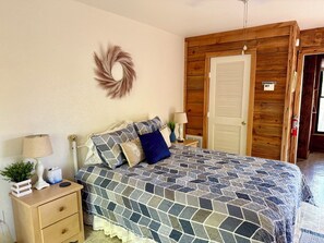 Room - Cozy Blue Spirit Cabin Studio Retreat in Peace Valley w/ Queen Bed + Kitchenette (Caddo Gap)