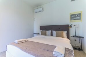 Apartament, 2 dormitoris, cuina bàsica, vistes a la ciutat | Cortines opaques, planxa i posts de planxar i wifi gratuïta 