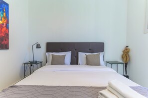 Appartement, 2 chambres, cuisinette, vue sur la ville | Rideaux d’obscurcissement, fer et planche à repasser