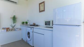 Departamento, 2 habitaciones, cocineta, vista a la ciudad | Cocineta privada | Refrigerador con congelador, microondas y parrilla de estufa