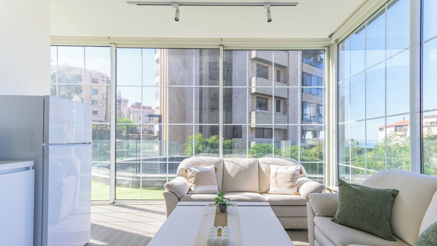 GlassHaus Rooftop 2-BR & Pool in Ghazir