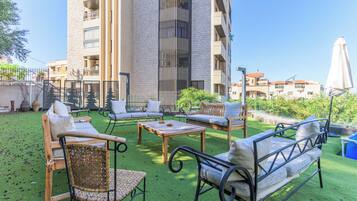 Departamento, 2 habitaciones, cocineta, vista a la ciudad | Terraza o patio