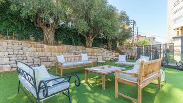 Departamento, 2 habitaciones, cocineta, vista a la ciudad | Terraza o patio