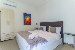 Departamento, 2 habitaciones, cocineta, vista a la ciudad | Cortinas blackout, tabla de planchar con plancha y wifi gratis 