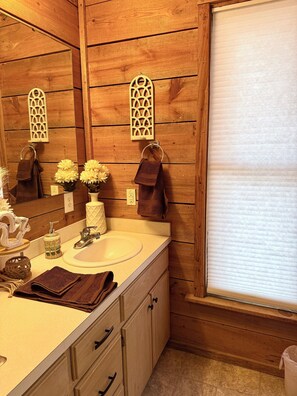 Shower, hair dryer, towels, toilet paper - Cozy Cabin Suite by the Pond • Wildlife, Kayaks + Quiet Escape (Caddo Gap)