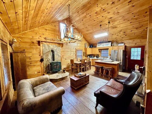Watauga Lake Retreat: Cozy family cabin Sleeps 8