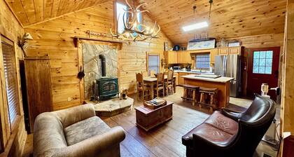 Watauga Lake Retreat: Cozy family cabin Sleeps 8