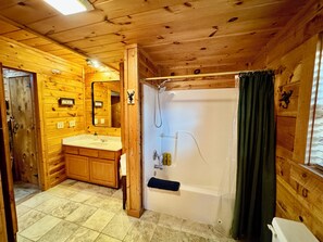 Shower, towels, soap, shampoo - Lakefront Cabin with Private Dock, Lake and Mountain Views, sleeps 8. (Butler)