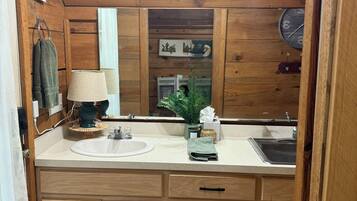 Regadera, secadora de cabello, toallas, papel de baño