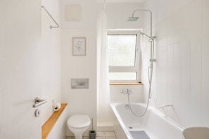 Séchoir à cheveux, serviettes fournies, savon, papier de toilette