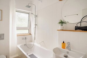 Haartrockner, Handtücher, Seife, Toilettenpapier