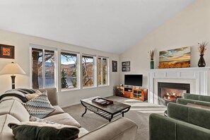 TV, fireplace - Lake Cortez Cottage - Year Round Fun (Malaga)