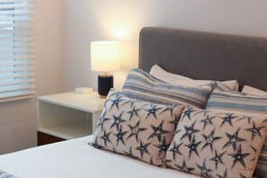 3 habitaciones, escritorio y tabla de planchar con plancha 