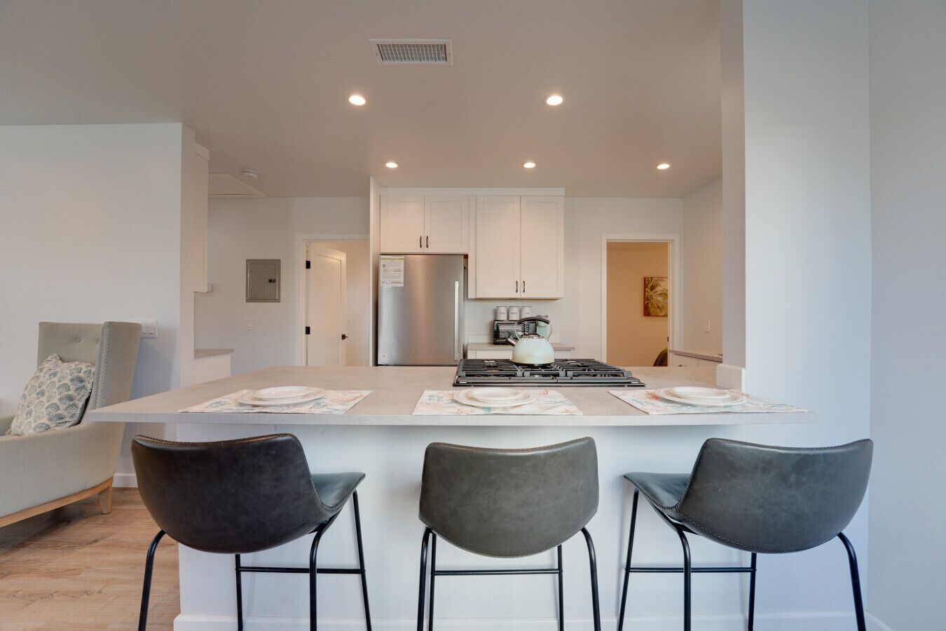 Kjøleskap, mikrobølgeovn, ovn og kokeplater