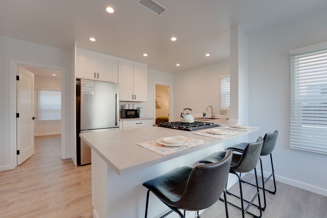 Réfrigérateur, micro-ondes, four, plaque de cuisson