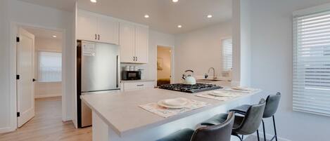 Réfrigérateur, micro-ondes, four, plaque de cuisson