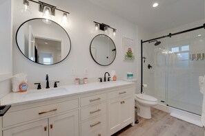 Hair dryer, towels - Newly Renovated Home Near Harbor Island (San Diego)