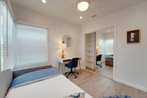 3 habitaciones, escritorio y tabla de planchar con plancha 