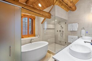Bruser, hårtørrer, håndklæder, Shampoo