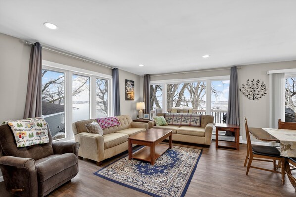 Una televisión, una chimenea, una mesa de tenis de mesa, libros