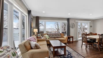 Televisión, chimenea, mesa de ping pong, libros