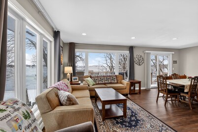 Lakefront Retreat w/ Dock + Games