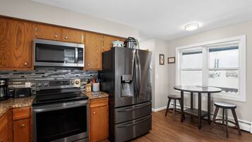 Refrigerador, microondas, horno, placa de cocina