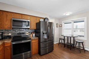 Refrigerador, microondas, horno y parrilla de estufa 